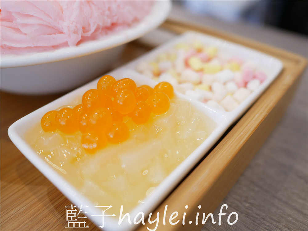 屏東小琉球/marianne瑪麗安創意冰品小琉球店-粉紅甜心精緻雪綿冰套組包含覆盆子雪綿冰、水果雪糕（覆盆子口味）、奶酪、起司奶蓋綠茶等品項，是令人大發少女心的夢幻冰品美食！今天吃什麼/屏東縣琉球鄉/屏東美食/屏東旅遊/琉球嶼離島美食/小琉球美食/小琉球旅遊/小琉球冰店/藍子愛美食 國內旅遊 攝影 民生資訊分享 飲食集錦 