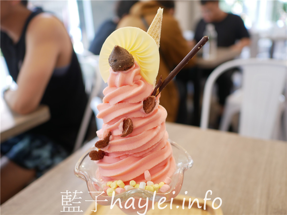 屏東小琉球/marianne瑪麗安創意冰品小琉球店-粉紅甜心精緻雪綿冰套組包含覆盆子雪綿冰、水果雪糕（覆盆子口味）、奶酪、起司奶蓋綠茶等品項，是令人大發少女心的夢幻冰品美食！今天吃什麼/屏東縣琉球鄉/屏東美食/屏東旅遊/琉球嶼離島美食/小琉球美食/小琉球旅遊/小琉球冰店/藍子愛美食 國內旅遊 攝影 民生資訊分享 飲食集錦 