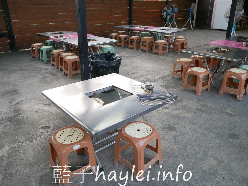屏東小琉球/鑫月碳烤-小琉球熱門燒烤吃到飽餐廳,提供生鮮、熟食、關東煮湯、肉燥飯、飲料跟水果等吃到飽選擇,350就能享受40餘種豐富多樣的美味,現場還能單點養生雞湯跟三杯、快炒、鹽酥等海鮮熱炒美食呢!今天吃什麼/屏東縣琉球鄉/屏東美食/屏東旅遊/琉球嶼離島美食/小琉球美食/小琉球旅遊/BBQ自助式吃到飽/屏東吃到飽餐廳/藍子愛美食 中式料理 國內旅遊 攝影 民生資訊分享 飲食集錦