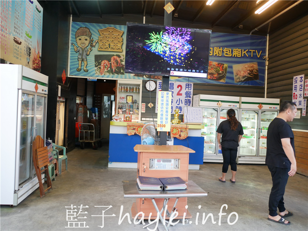 屏東小琉球/鑫月碳烤-小琉球熱門燒烤吃到飽餐廳,提供生鮮、熟食、關東煮湯、肉燥飯、飲料跟水果等吃到飽選擇,350就能享受40餘種豐富多樣的美味,現場還能單點養生雞湯跟三杯、快炒、鹽酥等海鮮熱炒美食呢!今天吃什麼/屏東縣琉球鄉/屏東美食/屏東旅遊/琉球嶼離島美食/小琉球美食/小琉球旅遊/BBQ自助式吃到飽/屏東吃到飽餐廳/藍子愛美食 中式料理 國內旅遊 攝影 民生資訊分享 飲食集錦