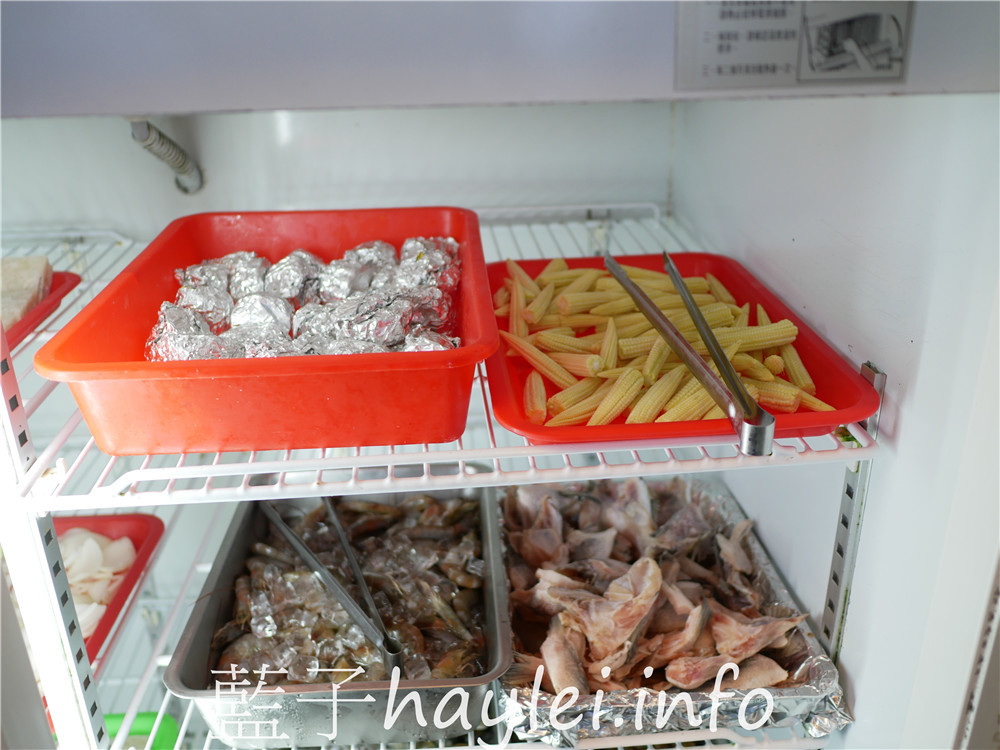 屏東小琉球/鑫月碳烤-小琉球熱門燒烤吃到飽餐廳,提供生鮮、熟食、關東煮湯、肉燥飯、飲料跟水果等吃到飽選擇,350就能享受40餘種豐富多樣的美味,現場還能單點養生雞湯跟三杯、快炒、鹽酥等海鮮熱炒美食呢!今天吃什麼/屏東縣琉球鄉/屏東美食/屏東旅遊/琉球嶼離島美食/小琉球美食/小琉球旅遊/BBQ自助式吃到飽/屏東吃到飽餐廳/藍子愛美食 中式料理 國內旅遊 攝影 民生資訊分享 飲食集錦