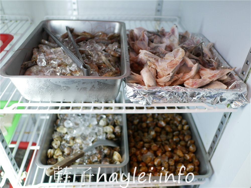 屏東小琉球/鑫月碳烤-小琉球熱門燒烤吃到飽餐廳,提供生鮮、熟食、關東煮湯、肉燥飯、飲料跟水果等吃到飽選擇,350就能享受40餘種豐富多樣的美味,現場還能單點養生雞湯跟三杯、快炒、鹽酥等海鮮熱炒美食呢!今天吃什麼/屏東縣琉球鄉/屏東美食/屏東旅遊/琉球嶼離島美食/小琉球美食/小琉球旅遊/BBQ自助式吃到飽/屏東吃到飽餐廳/藍子愛美食 中式料理 國內旅遊 攝影 民生資訊分享 飲食集錦