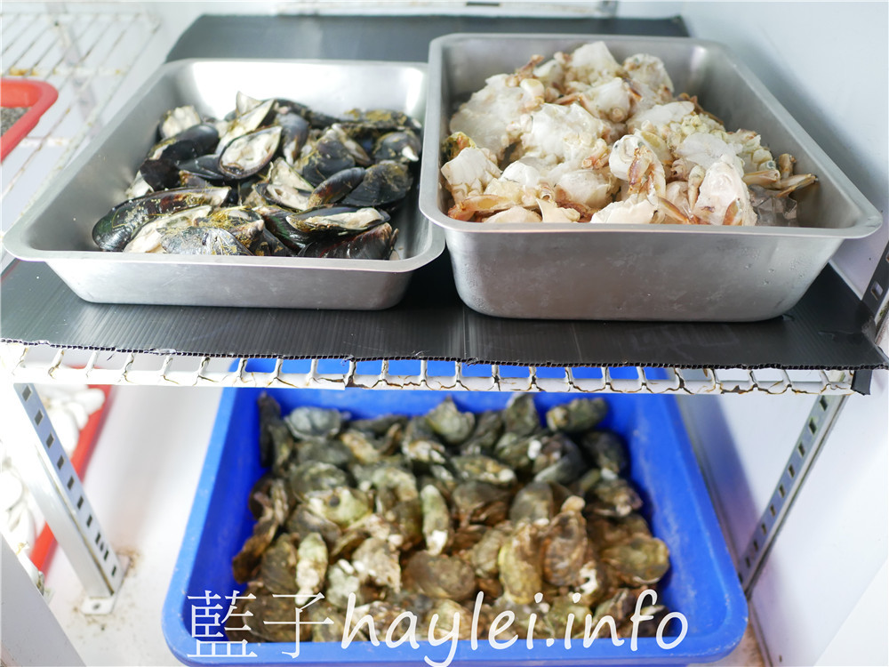 屏東小琉球/鑫月碳烤-小琉球熱門燒烤吃到飽餐廳,提供生鮮、熟食、關東煮湯、肉燥飯、飲料跟水果等吃到飽選擇,350就能享受40餘種豐富多樣的美味,現場還能單點養生雞湯跟三杯、快炒、鹽酥等海鮮熱炒美食呢!今天吃什麼/屏東縣琉球鄉/屏東美食/屏東旅遊/琉球嶼離島美食/小琉球美食/小琉球旅遊/BBQ自助式吃到飽/屏東吃到飽餐廳/藍子愛美食 中式料理 國內旅遊 攝影 民生資訊分享 飲食集錦