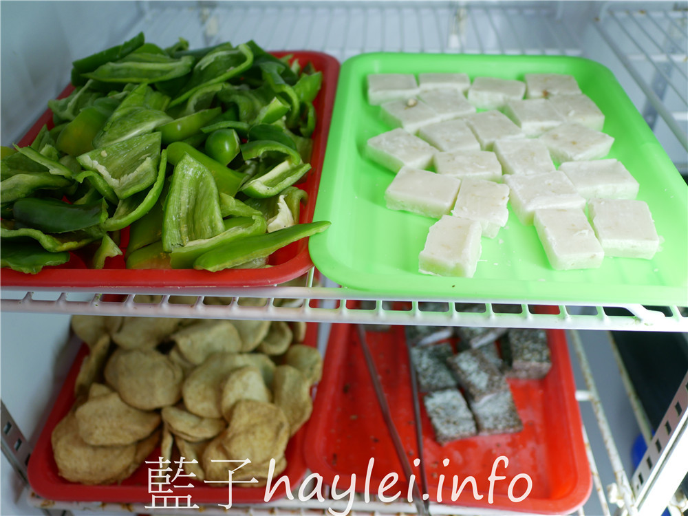 屏東小琉球/鑫月碳烤-小琉球熱門燒烤吃到飽餐廳,提供生鮮、熟食、關東煮湯、肉燥飯、飲料跟水果等吃到飽選擇,350就能享受40餘種豐富多樣的美味,現場還能單點養生雞湯跟三杯、快炒、鹽酥等海鮮熱炒美食呢!今天吃什麼/屏東縣琉球鄉/屏東美食/屏東旅遊/琉球嶼離島美食/小琉球美食/小琉球旅遊/BBQ自助式吃到飽/屏東吃到飽餐廳/藍子愛美食 中式料理 國內旅遊 攝影 民生資訊分享 飲食集錦