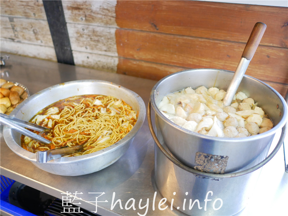 屏東小琉球/鑫月碳烤-小琉球熱門燒烤吃到飽餐廳,提供生鮮、熟食、關東煮湯、肉燥飯、飲料跟水果等吃到飽選擇,350就能享受40餘種豐富多樣的美味,現場還能單點養生雞湯跟三杯、快炒、鹽酥等海鮮熱炒美食呢!今天吃什麼/屏東縣琉球鄉/屏東美食/屏東旅遊/琉球嶼離島美食/小琉球美食/小琉球旅遊/BBQ自助式吃到飽/屏東吃到飽餐廳/藍子愛美食 中式料理 國內旅遊 攝影 民生資訊分享 飲食集錦