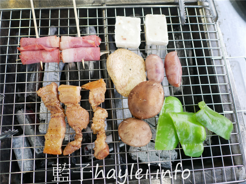 屏東小琉球/鑫月碳烤-小琉球熱門燒烤吃到飽餐廳,提供生鮮、熟食、關東煮湯、肉燥飯、飲料跟水果等吃到飽選擇,350就能享受40餘種豐富多樣的美味,現場還能單點養生雞湯跟三杯、快炒、鹽酥等海鮮熱炒美食呢!今天吃什麼/屏東縣琉球鄉/屏東美食/屏東旅遊/琉球嶼離島美食/小琉球美食/小琉球旅遊/BBQ自助式吃到飽/屏東吃到飽餐廳/藍子愛美食 中式料理 國內旅遊 攝影 民生資訊分享 飲食集錦