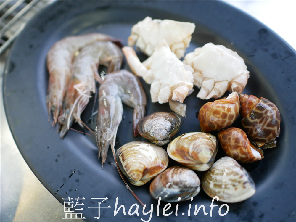 屏東小琉球/鑫月碳烤-小琉球熱門燒烤吃到飽餐廳,提供生鮮、熟食、關東煮湯、肉燥飯、飲料跟水果等吃到飽選擇,350就能享受40餘種豐富多樣的美味,現場還能單點養生雞湯跟三杯、快炒、鹽酥等海鮮熱炒美食呢!今天吃什麼/屏東縣琉球鄉/屏東美食/屏東旅遊/琉球嶼離島美食/小琉球美食/小琉球旅遊/BBQ自助式吃到飽/屏東吃到飽餐廳/藍子愛美食 中式料理 國內旅遊 攝影 民生資訊分享 飲食集錦