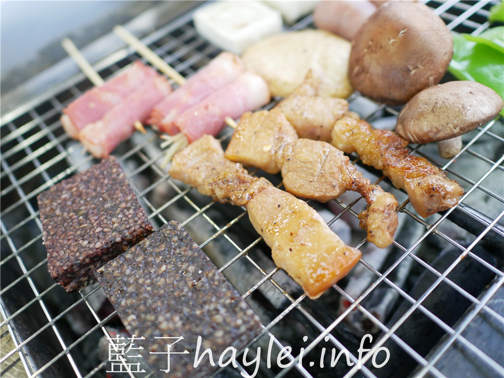 屏東小琉球/鑫月碳烤-小琉球熱門燒烤吃到飽餐廳,提供生鮮、熟食、關東煮湯、肉燥飯、飲料跟水果等吃到飽選擇,350就能享受40餘種豐富多樣的美味,現場還能單點養生雞湯跟三杯、快炒、鹽酥等海鮮熱炒美食呢!今天吃什麼/屏東縣琉球鄉/屏東美食/屏東旅遊/琉球嶼離島美食/小琉球美食/小琉球旅遊/BBQ自助式吃到飽/屏東吃到飽餐廳/藍子愛美食 中式料理 國內旅遊 攝影 民生資訊分享 飲食集錦