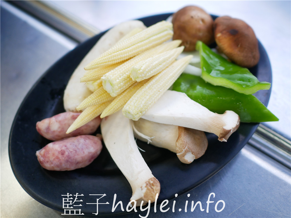 屏東小琉球/鑫月碳烤-小琉球熱門燒烤吃到飽餐廳,提供生鮮、熟食、關東煮湯、肉燥飯、飲料跟水果等吃到飽選擇,350就能享受40餘種豐富多樣的美味,現場還能單點養生雞湯跟三杯、快炒、鹽酥等海鮮熱炒美食呢!今天吃什麼/屏東縣琉球鄉/屏東美食/屏東旅遊/琉球嶼離島美食/小琉球美食/小琉球旅遊/BBQ自助式吃到飽/屏東吃到飽餐廳/藍子愛美食 中式料理 國內旅遊 攝影 民生資訊分享 飲食集錦