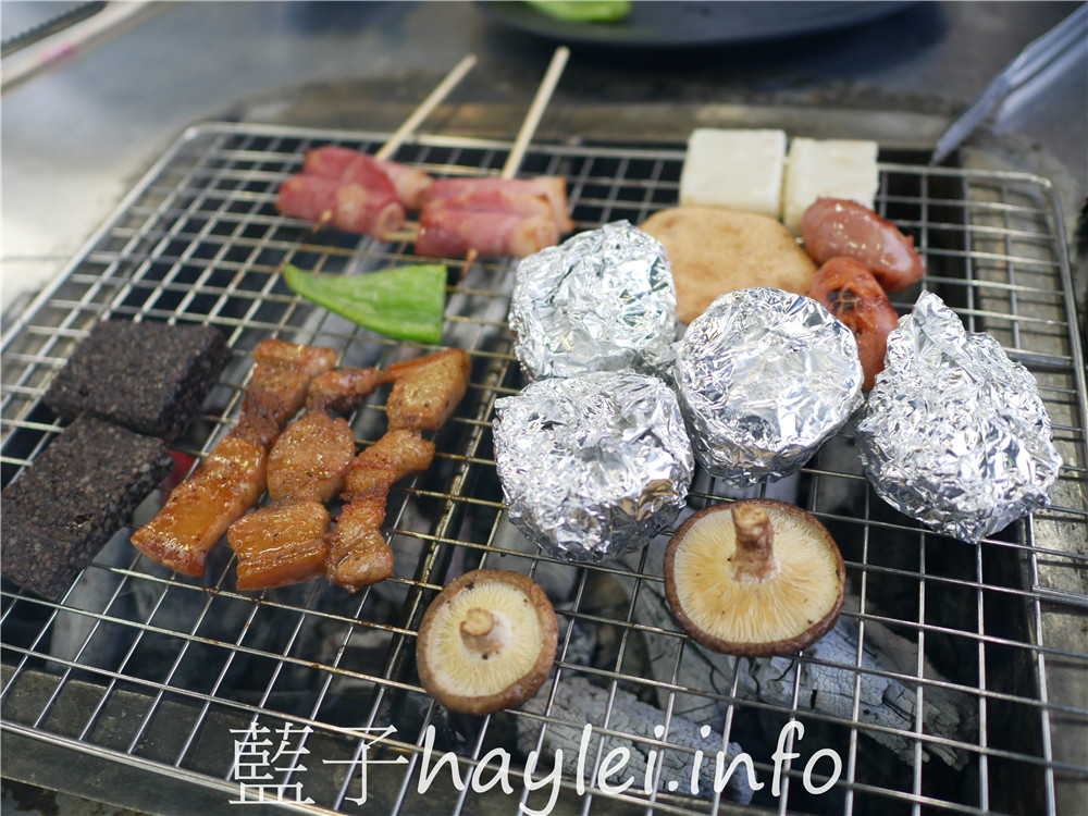 屏東小琉球/鑫月碳烤-小琉球熱門燒烤吃到飽餐廳,提供生鮮、熟食、關東煮湯、肉燥飯、飲料跟水果等吃到飽選擇,350就能享受40餘種豐富多樣的美味,現場還能單點養生雞湯跟三杯、快炒、鹽酥等海鮮熱炒美食呢!今天吃什麼/屏東縣琉球鄉/屏東美食/屏東旅遊/琉球嶼離島美食/小琉球美食/小琉球旅遊/BBQ自助式吃到飽/屏東吃到飽餐廳/藍子愛美食 中式料理 國內旅遊 攝影 民生資訊分享 飲食集錦