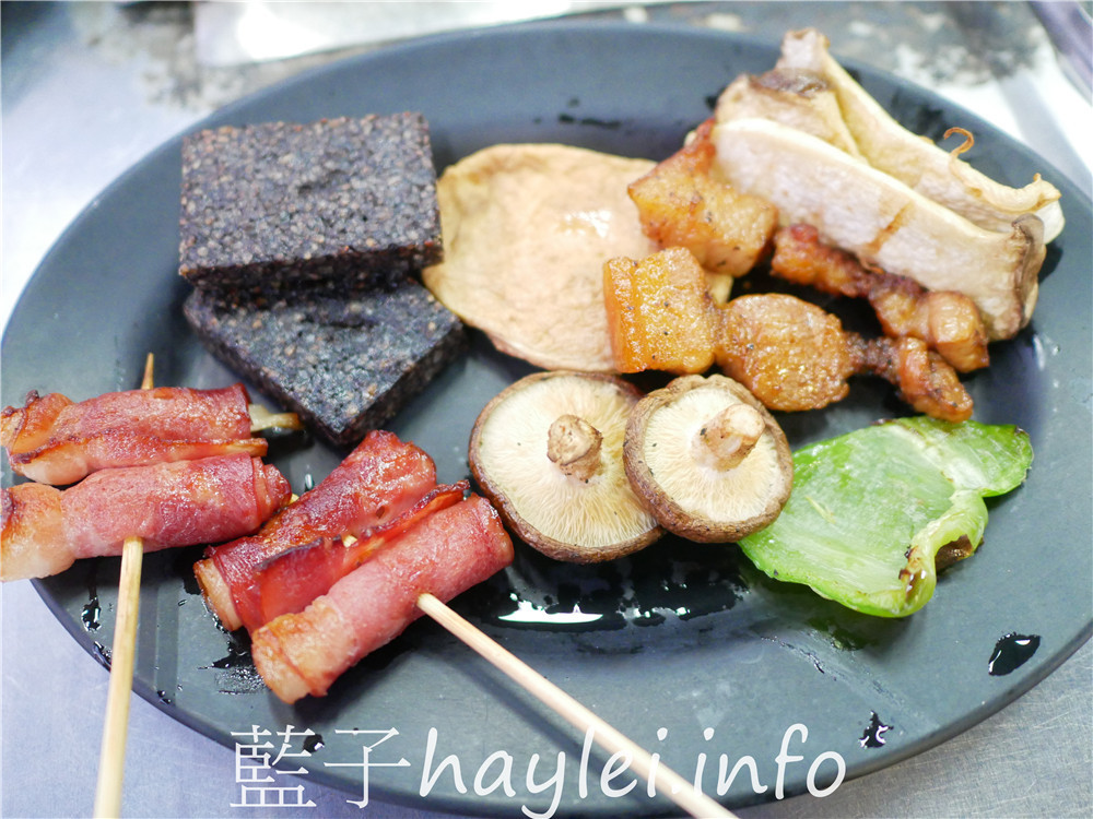 屏東小琉球/鑫月碳烤-小琉球熱門燒烤吃到飽餐廳,提供生鮮、熟食、關東煮湯、肉燥飯、飲料跟水果等吃到飽選擇,350就能享受40餘種豐富多樣的美味,現場還能單點養生雞湯跟三杯、快炒、鹽酥等海鮮熱炒美食呢!今天吃什麼/屏東縣琉球鄉/屏東美食/屏東旅遊/琉球嶼離島美食/小琉球美食/小琉球旅遊/BBQ自助式吃到飽/屏東吃到飽餐廳/藍子愛美食 中式料理 國內旅遊 攝影 民生資訊分享 飲食集錦