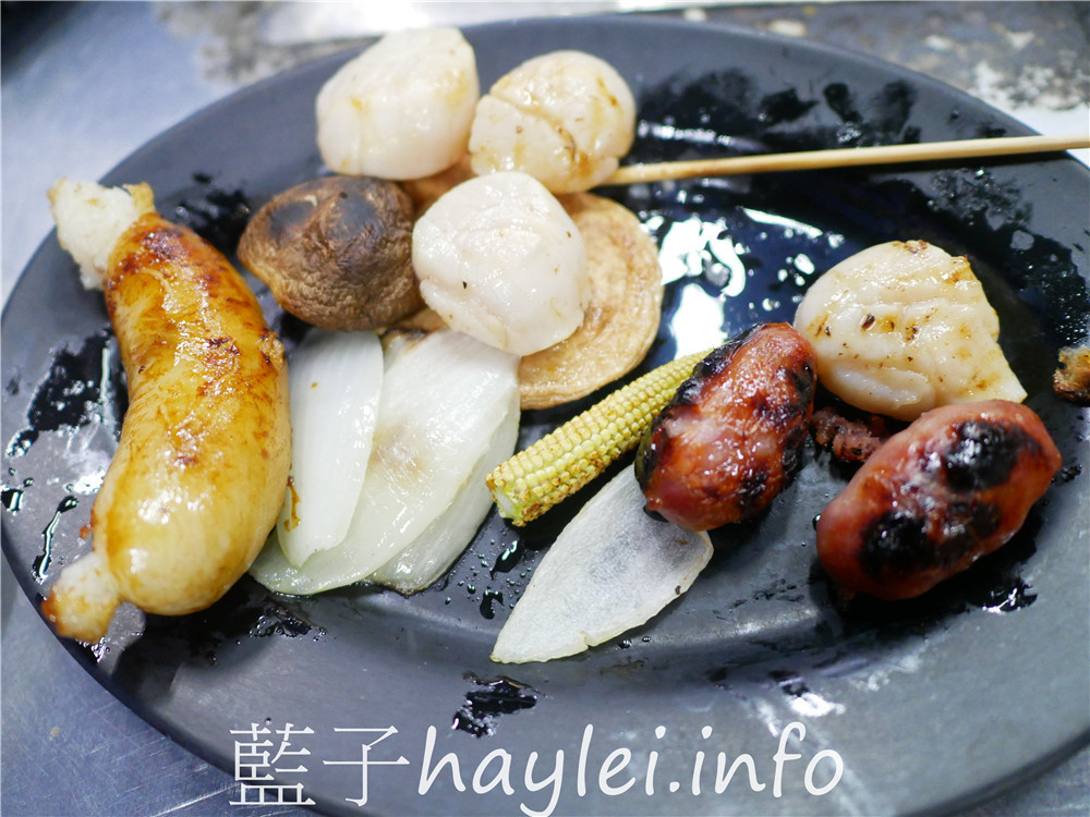 屏東小琉球/鑫月碳烤-小琉球熱門燒烤吃到飽餐廳,提供生鮮、熟食、關東煮湯、肉燥飯、飲料跟水果等吃到飽選擇,350就能享受40餘種豐富多樣的美味,現場還能單點養生雞湯跟三杯、快炒、鹽酥等海鮮熱炒美食呢!今天吃什麼/屏東縣琉球鄉/屏東美食/屏東旅遊/琉球嶼離島美食/小琉球美食/小琉球旅遊/BBQ自助式吃到飽/屏東吃到飽餐廳/藍子愛美食 中式料理 國內旅遊 攝影 民生資訊分享 飲食集錦