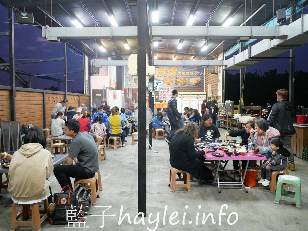 屏東小琉球/鑫月碳烤-小琉球熱門燒烤吃到飽餐廳,提供生鮮、熟食、關東煮湯、肉燥飯、飲料跟水果等吃到飽選擇,350就能享受40餘種豐富多樣的美味,現場還能單點養生雞湯跟三杯、快炒、鹽酥等海鮮熱炒美食呢!今天吃什麼/屏東縣琉球鄉/屏東美食/屏東旅遊/琉球嶼離島美食/小琉球美食/小琉球旅遊/BBQ自助式吃到飽/屏東吃到飽餐廳/藍子愛美食 中式料理 國內旅遊 攝影 民生資訊分享 飲食集錦