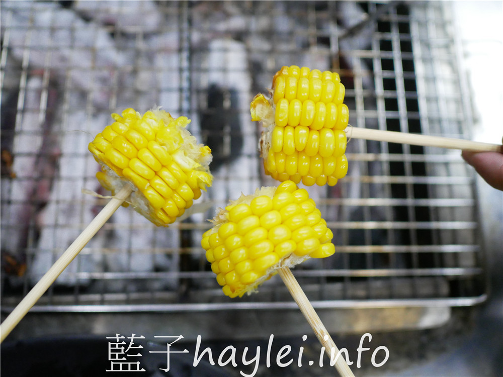 屏東小琉球/鑫月碳烤-小琉球熱門燒烤吃到飽餐廳,提供生鮮、熟食、關東煮湯、肉燥飯、飲料跟水果等吃到飽選擇,350就能享受40餘種豐富多樣的美味,現場還能單點養生雞湯跟三杯、快炒、鹽酥等海鮮熱炒美食呢!今天吃什麼/屏東縣琉球鄉/屏東美食/屏東旅遊/琉球嶼離島美食/小琉球美食/小琉球旅遊/BBQ自助式吃到飽/屏東吃到飽餐廳/藍子愛美食 中式料理 國內旅遊 攝影 民生資訊分享 飲食集錦