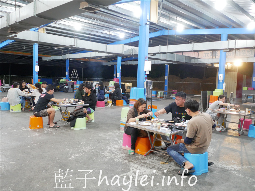 屏東小琉球/好香香碳烤-獨立的食材取用區,方便乾淨又衛生,提供生鮮肉品、海鮮、炸物、炒飯、湯品、飲料跟水果等吃到飽選擇,一口價390即能享用豐富多樣的美味,小琉球熱門燒烤吃到飽餐廳!老闆的服務態度親切有熱誠~今天吃什麼/屏東縣琉球鄉/屏東美食/屏東旅遊/琉球嶼離島美食/小琉球美食/小琉球旅遊/BBQ自助式吃到飽/屏東吃到飽餐廳/藍子愛美食 中式料理 國內旅遊 攝影 民生資訊分享 飲食集錦