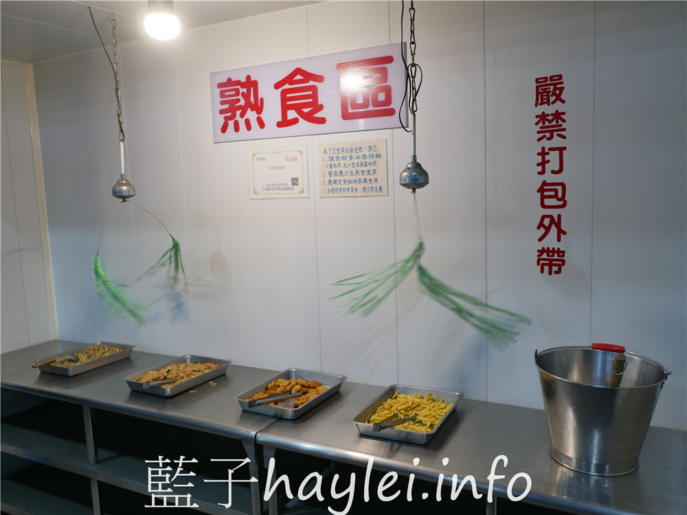屏東小琉球/好香香碳烤-獨立的食材取用區,方便乾淨又衛生,提供生鮮肉品、海鮮、炸物、炒飯、湯品、飲料跟水果等吃到飽選擇,一口價390即能享用豐富多樣的美味,小琉球熱門燒烤吃到飽餐廳!老闆的服務態度親切有熱誠~今天吃什麼/屏東縣琉球鄉/屏東美食/屏東旅遊/琉球嶼離島美食/小琉球美食/小琉球旅遊/BBQ自助式吃到飽/屏東吃到飽餐廳/藍子愛美食 中式料理 國內旅遊 攝影 民生資訊分享 飲食集錦