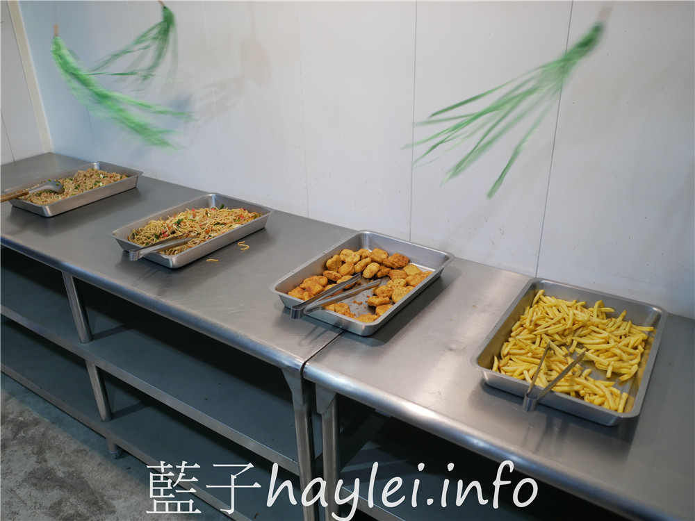 屏東小琉球/好香香碳烤-獨立的食材取用區,方便乾淨又衛生,提供生鮮肉品、海鮮、炸物、炒飯、湯品、飲料跟水果等吃到飽選擇,一口價390即能享用豐富多樣的美味,小琉球熱門燒烤吃到飽餐廳!老闆的服務態度親切有熱誠~今天吃什麼/屏東縣琉球鄉/屏東美食/屏東旅遊/琉球嶼離島美食/小琉球美食/小琉球旅遊/BBQ自助式吃到飽/屏東吃到飽餐廳/藍子愛美食 中式料理 國內旅遊 攝影 民生資訊分享 飲食集錦