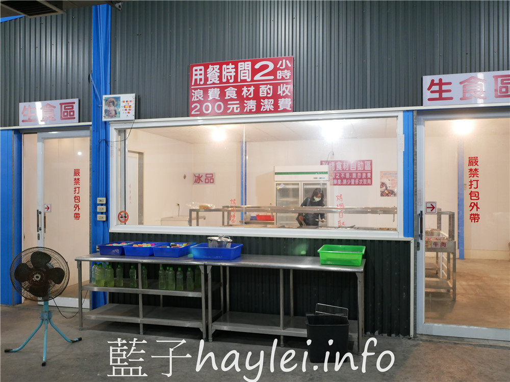 屏東小琉球/好香香碳烤-獨立的食材取用區,方便乾淨又衛生,提供生鮮肉品、海鮮、炸物、炒飯、湯品、飲料跟水果等吃到飽選擇,一口價390即能享用豐富多樣的美味,小琉球熱門燒烤吃到飽餐廳!老闆的服務態度親切有熱誠~今天吃什麼/屏東縣琉球鄉/屏東美食/屏東旅遊/琉球嶼離島美食/小琉球美食/小琉球旅遊/BBQ自助式吃到飽/屏東吃到飽餐廳/藍子愛美食 中式料理 國內旅遊 攝影 民生資訊分享 飲食集錦