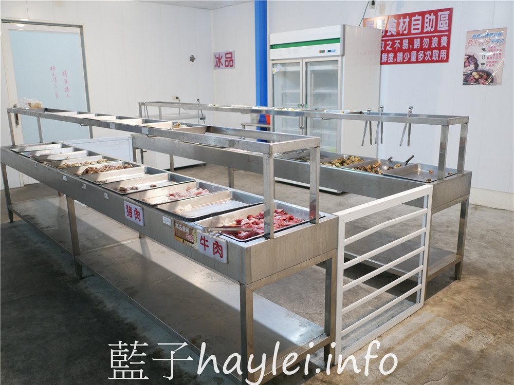 屏東小琉球/好香香碳烤-獨立的食材取用區,方便乾淨又衛生,提供生鮮肉品、海鮮、炸物、炒飯、湯品、飲料跟水果等吃到飽選擇,一口價390即能享用豐富多樣的美味,小琉球熱門燒烤吃到飽餐廳!老闆的服務態度親切有熱誠~今天吃什麼/屏東縣琉球鄉/屏東美食/屏東旅遊/琉球嶼離島美食/小琉球美食/小琉球旅遊/BBQ自助式吃到飽/屏東吃到飽餐廳/藍子愛美食 中式料理 國內旅遊 攝影 民生資訊分享 飲食集錦