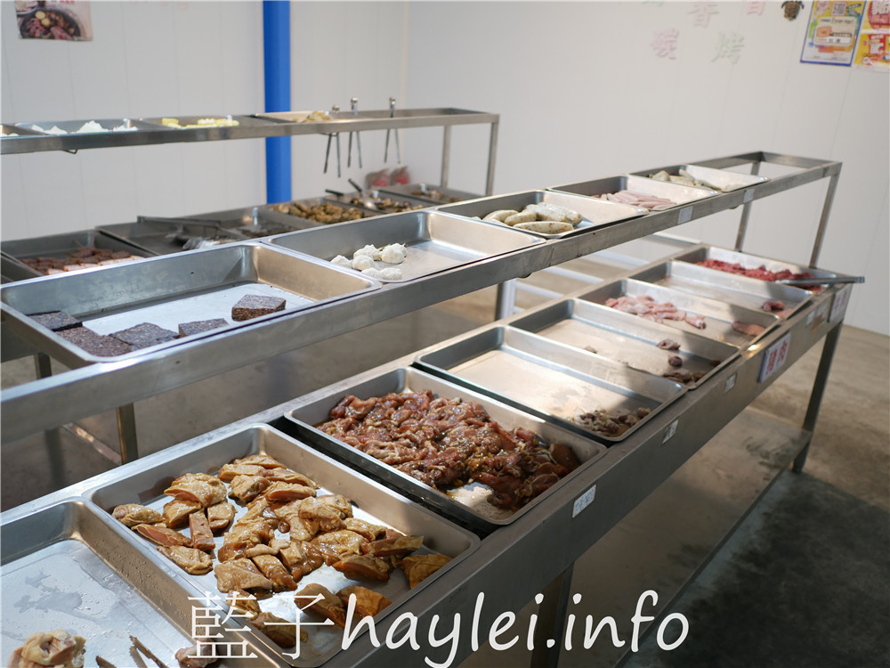 屏東小琉球/好香香碳烤-獨立的食材取用區,方便乾淨又衛生,提供生鮮肉品、海鮮、炸物、炒飯、湯品、飲料跟水果等吃到飽選擇,一口價390即能享用豐富多樣的美味,小琉球熱門燒烤吃到飽餐廳!老闆的服務態度親切有熱誠~今天吃什麼/屏東縣琉球鄉/屏東美食/屏東旅遊/琉球嶼離島美食/小琉球美食/小琉球旅遊/BBQ自助式吃到飽/屏東吃到飽餐廳/藍子愛美食 中式料理 國內旅遊 攝影 民生資訊分享 飲食集錦