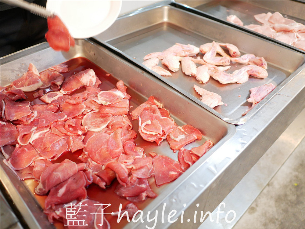 屏東小琉球/好香香碳烤-獨立的食材取用區,方便乾淨又衛生,提供生鮮肉品、海鮮、炸物、炒飯、湯品、飲料跟水果等吃到飽選擇,一口價390即能享用豐富多樣的美味,小琉球熱門燒烤吃到飽餐廳!老闆的服務態度親切有熱誠~今天吃什麼/屏東縣琉球鄉/屏東美食/屏東旅遊/琉球嶼離島美食/小琉球美食/小琉球旅遊/BBQ自助式吃到飽/屏東吃到飽餐廳/藍子愛美食 中式料理 國內旅遊 攝影 民生資訊分享 飲食集錦