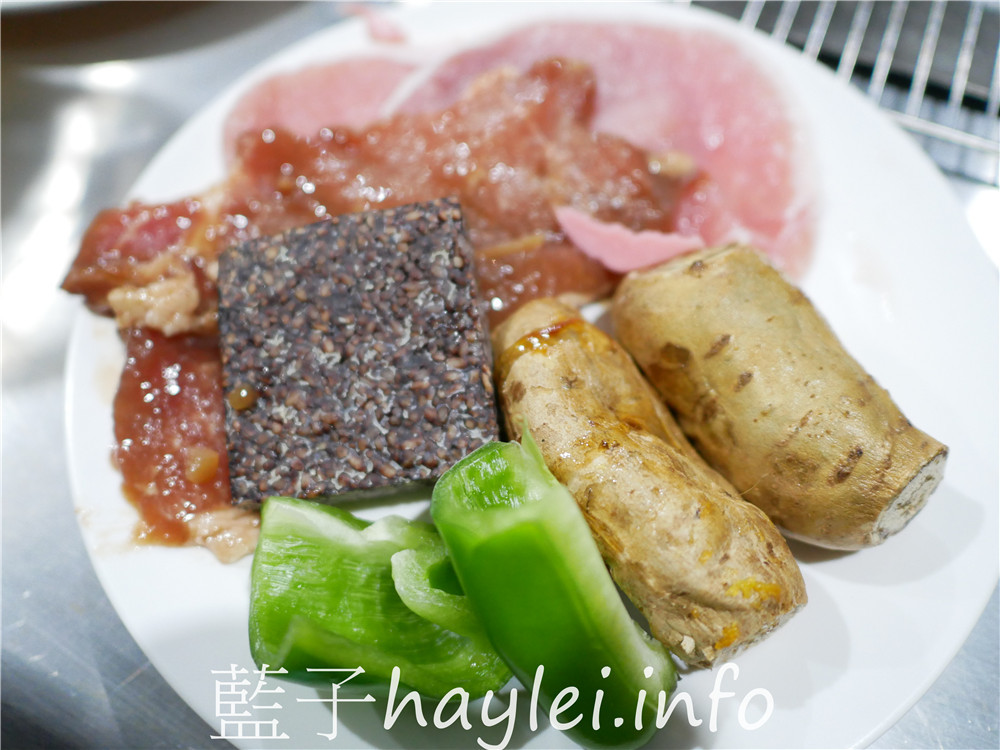 屏東小琉球/好香香碳烤-獨立的食材取用區,方便乾淨又衛生,提供生鮮肉品、海鮮、炸物、炒飯、湯品、飲料跟水果等吃到飽選擇,一口價390即能享用豐富多樣的美味,小琉球熱門燒烤吃到飽餐廳!老闆的服務態度親切有熱誠~今天吃什麼/屏東縣琉球鄉/屏東美食/屏東旅遊/琉球嶼離島美食/小琉球美食/小琉球旅遊/BBQ自助式吃到飽/屏東吃到飽餐廳/藍子愛美食 中式料理 國內旅遊 攝影 民生資訊分享 飲食集錦
