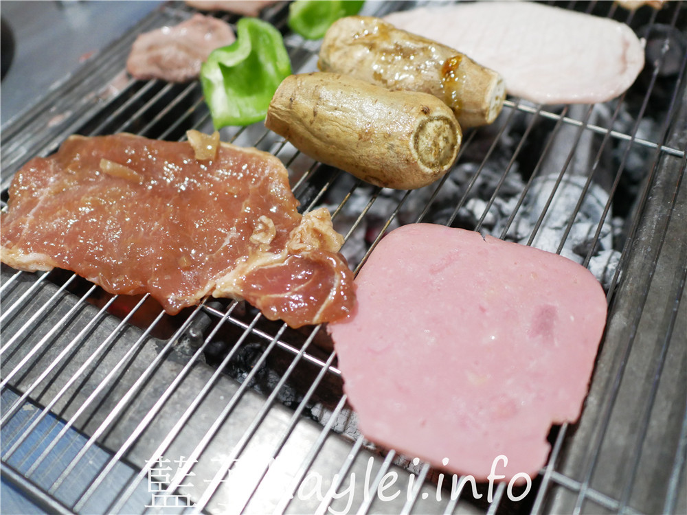 屏東小琉球/好香香碳烤-獨立的食材取用區,方便乾淨又衛生,提供生鮮肉品、海鮮、炸物、炒飯、湯品、飲料跟水果等吃到飽選擇,一口價390即能享用豐富多樣的美味,小琉球熱門燒烤吃到飽餐廳!老闆的服務態度親切有熱誠~今天吃什麼/屏東縣琉球鄉/屏東美食/屏東旅遊/琉球嶼離島美食/小琉球美食/小琉球旅遊/BBQ自助式吃到飽/屏東吃到飽餐廳/藍子愛美食 中式料理 國內旅遊 攝影 民生資訊分享 飲食集錦