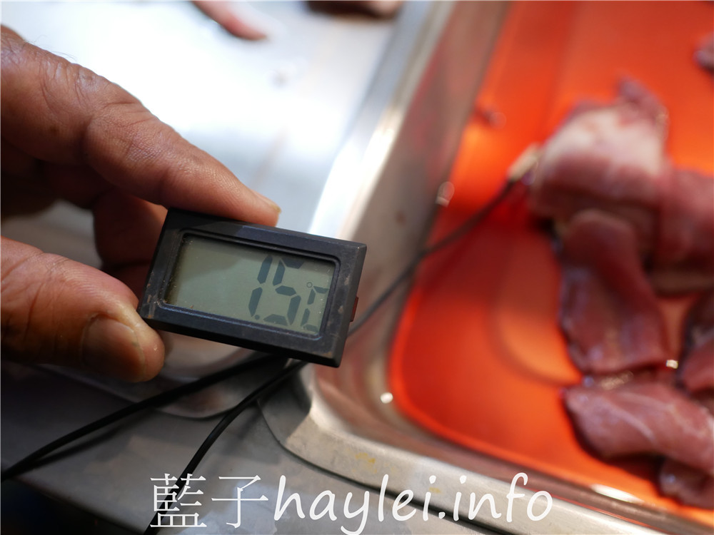 屏東小琉球/好香香碳烤-獨立的食材取用區,方便乾淨又衛生,提供生鮮肉品、海鮮、炸物、炒飯、湯品、飲料跟水果等吃到飽選擇,一口價390即能享用豐富多樣的美味,小琉球熱門燒烤吃到飽餐廳!老闆的服務態度親切有熱誠~今天吃什麼/屏東縣琉球鄉/屏東美食/屏東旅遊/琉球嶼離島美食/小琉球美食/小琉球旅遊/BBQ自助式吃到飽/屏東吃到飽餐廳/藍子愛美食 中式料理 國內旅遊 攝影 民生資訊分享 飲食集錦