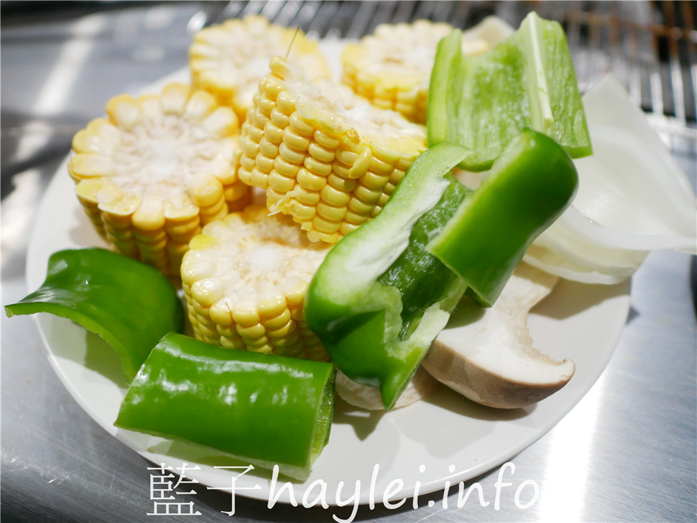 屏東小琉球/好香香碳烤-獨立的食材取用區,方便乾淨又衛生,提供生鮮肉品、海鮮、炸物、炒飯、湯品、飲料跟水果等吃到飽選擇,一口價390即能享用豐富多樣的美味,小琉球熱門燒烤吃到飽餐廳!老闆的服務態度親切有熱誠~今天吃什麼/屏東縣琉球鄉/屏東美食/屏東旅遊/琉球嶼離島美食/小琉球美食/小琉球旅遊/BBQ自助式吃到飽/屏東吃到飽餐廳/藍子愛美食 中式料理 國內旅遊 攝影 民生資訊分享 飲食集錦