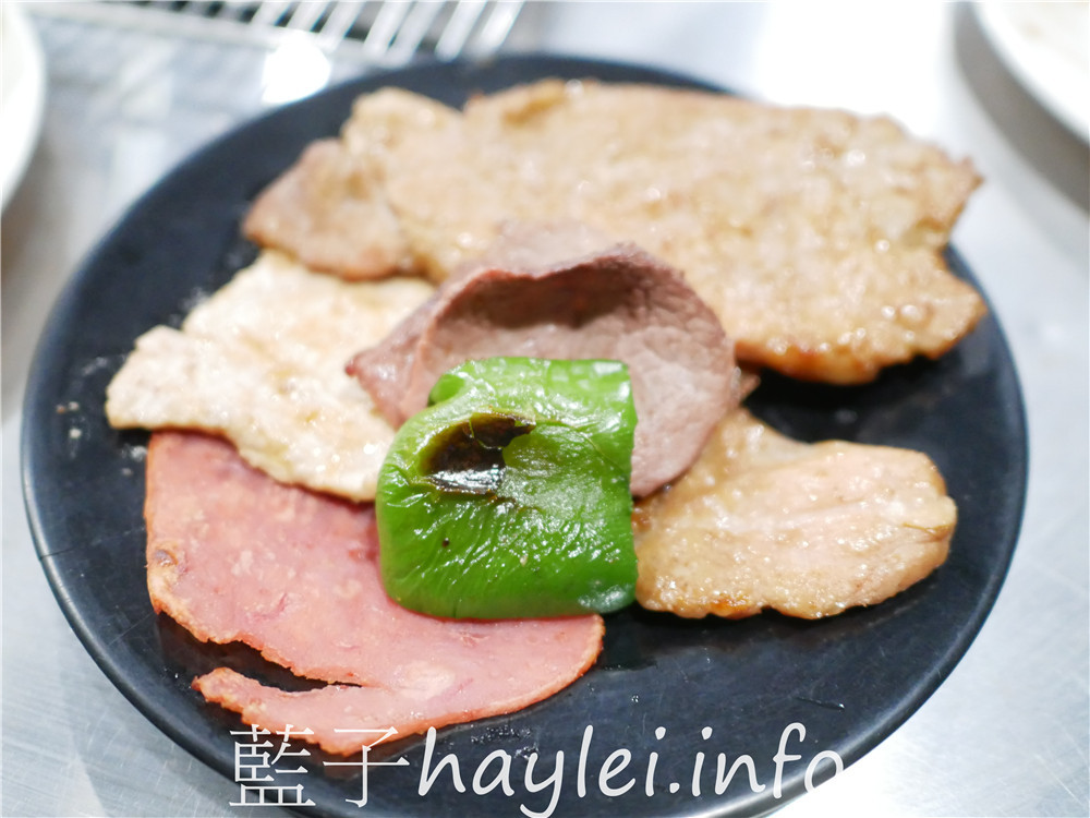屏東小琉球/好香香碳烤-獨立的食材取用區,方便乾淨又衛生,提供生鮮肉品、海鮮、炸物、炒飯、湯品、飲料跟水果等吃到飽選擇,一口價390即能享用豐富多樣的美味,小琉球熱門燒烤吃到飽餐廳!老闆的服務態度親切有熱誠~今天吃什麼/屏東縣琉球鄉/屏東美食/屏東旅遊/琉球嶼離島美食/小琉球美食/小琉球旅遊/BBQ自助式吃到飽/屏東吃到飽餐廳/藍子愛美食 中式料理 國內旅遊 攝影 民生資訊分享 飲食集錦