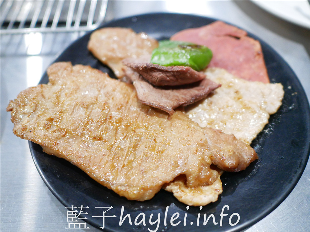 屏東小琉球/好香香碳烤-獨立的食材取用區,方便乾淨又衛生,提供生鮮肉品、海鮮、炸物、炒飯、湯品、飲料跟水果等吃到飽選擇,一口價390即能享用豐富多樣的美味,小琉球熱門燒烤吃到飽餐廳!老闆的服務態度親切有熱誠~今天吃什麼/屏東縣琉球鄉/屏東美食/屏東旅遊/琉球嶼離島美食/小琉球美食/小琉球旅遊/BBQ自助式吃到飽/屏東吃到飽餐廳/藍子愛美食 中式料理 國內旅遊 攝影 民生資訊分享 飲食集錦