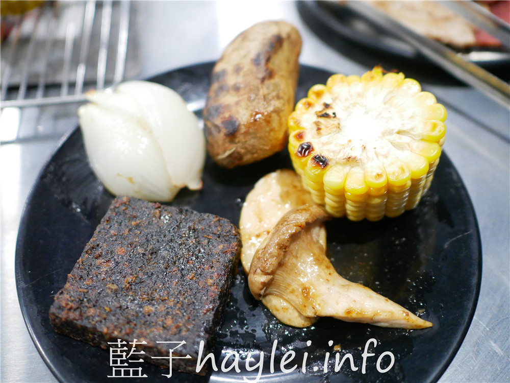 屏東小琉球/好香香碳烤-獨立的食材取用區,方便乾淨又衛生,提供生鮮肉品、海鮮、炸物、炒飯、湯品、飲料跟水果等吃到飽選擇,一口價390即能享用豐富多樣的美味,小琉球熱門燒烤吃到飽餐廳!老闆的服務態度親切有熱誠~今天吃什麼/屏東縣琉球鄉/屏東美食/屏東旅遊/琉球嶼離島美食/小琉球美食/小琉球旅遊/BBQ自助式吃到飽/屏東吃到飽餐廳/藍子愛美食 中式料理 國內旅遊 攝影 民生資訊分享 飲食集錦