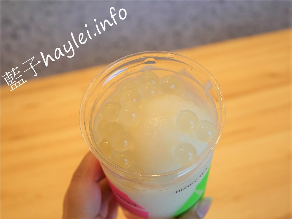 台北美食/連鎖手搖飲/好喜堂 HUNNY TEA-江振城主廚獨創台芭線此生必點,世界第一杯米其林級手搖飲,今生必喝~古早紅茶艾許奶蓋、好丸鮮乳鐵觀音也很好喝!台北手搖飲/台北飲品推薦/台北信義區/信義區美食/百貨地下街美食/艾許奶蓋茶/奶油界LV/ECHIRE艾許奶油/藍子愛美食 中式料理 國內旅遊 攝影 民生資訊分享 飲食集錦