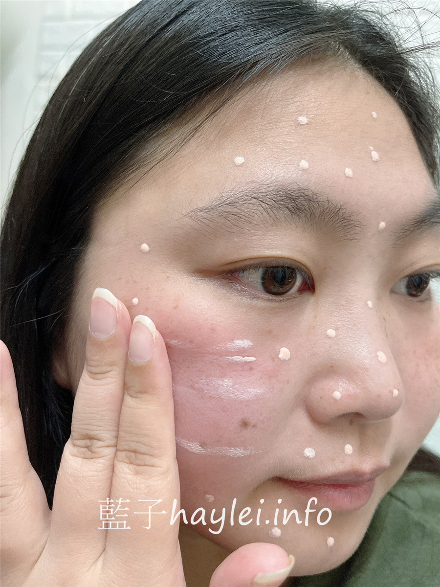 日系開架彩妝試色/Cezanne新超服貼防曬飾底乳/02色號粉膚色(蜜桃粉)-質地柔軟好延展,使用起來有自然的提亮感,也能稍微填補肌膚的凹凸感,看起來膚況更佳幼細~日本美妝/日本彩妝品/日系底妝/美妝保養/美容彩妝/底妝試色/妝前打底/化粧下產品/防曬底妝/潤色修飾膚色/提亮肌膚/藍子愛美麗 彩妝品 彩妝品分享 攝影 民生資訊分享