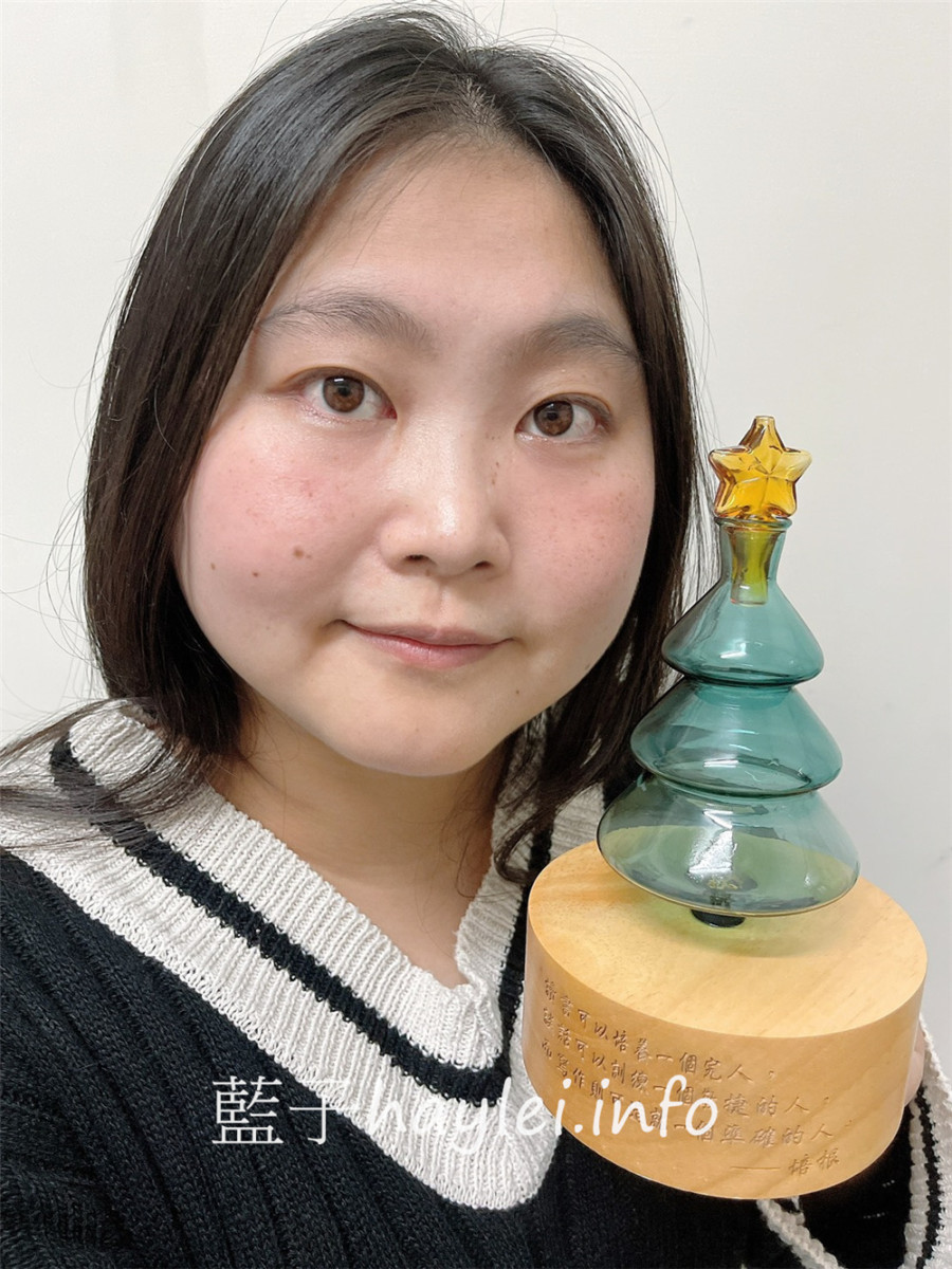 室內香氛/herbally草本真情/客製化精油擴香儀-聖誕樹精油擴香儀(綠色原木)精緻可愛,客製化雷雕字體美麗大方,堅持完美品控,為香氛生活更添美好~享受樂活家居,送禮自用兩相宜!居家生活/3C好物/不加熱、不加水精油擴香/生活家電/健康生活/芳香療癒/健康樂活/藍子樂生活 3C相關 攝影 民生資訊分享