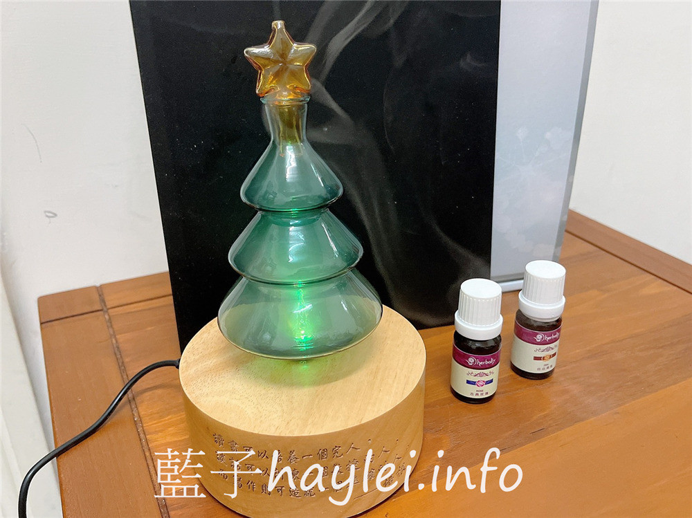 室內香氛/herbally草本真情/客製化精油擴香儀-聖誕樹精油擴香儀(綠色原木)精緻可愛,客製化雷雕字體美麗大方,堅持完美品控,為香氛生活更添美好~享受樂活家居,送禮自用兩相宜!居家生活/3C好物/不加熱、不加水精油擴香/生活家電/健康生活/芳香療癒/健康樂活/藍子樂生活 3C相關 攝影 民生資訊分享