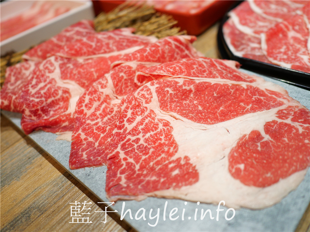 台中北區/和牛火鍋吃到飽/饌和牛(台中二號店)-台中必吃獨家和牛聯合國套餐999起,一次享受澳洲🇦🇺美國🇺🇸日本🇯🇵多國美味和牛帶給你的驚艷感受!台中和牛贅沢-和牛放題の殿堂,美食就像戀愛一樣,需要一直保持新鮮感~和牛滷肉飯、紅豆元宵、蔬菜&火鍋料、泰國明果冰品&霜淇淋、莫凡比咖啡、汽水飲品等,通通隨你吃~台中美食/台中火鍋/台中吃到飽/火鍋吃到飽/台中和牛餐廳/藍子愛美食 中式料理 國內旅遊 攝影 民生資訊分享 飲食集錦