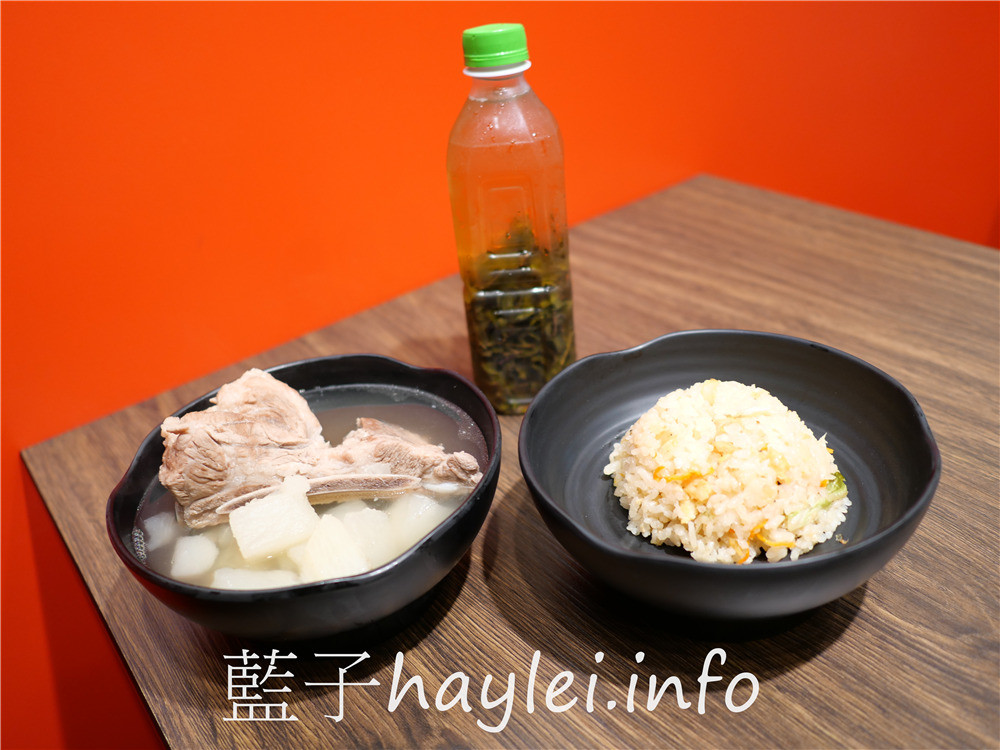 台北大安/通化街美食/誠記原汁排骨湯(通化店)-軟嫩好咬的美味排骨、鮮甜入味的竹筍&白蘿蔔,搭配招牌櫻花蝦高麗菜炒飯超級滿足~冷泡茶清爽解膩,健康滿分~24小時營業,宵夜不怕沒處去~台北美食/大安美食/萬華誠記原汁排骨湯分店/藍子愛美食 中式料理 國內旅遊 攝影 新北美食 民生資訊分享 飲食集錦