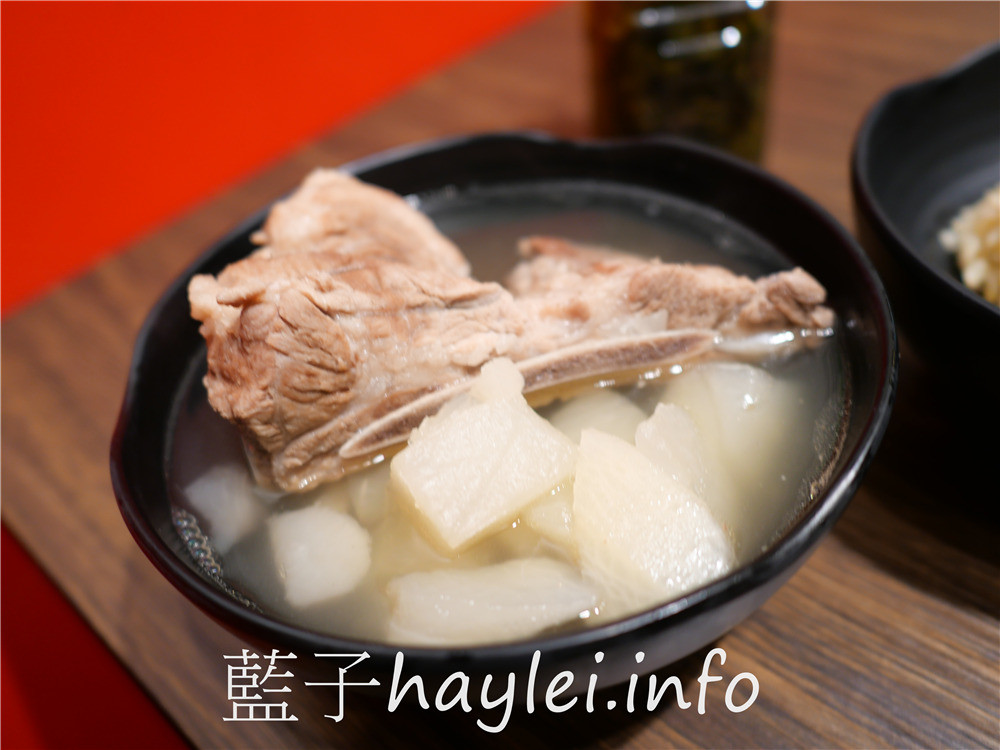 台北大安/通化街美食/誠記原汁排骨湯(通化店)-軟嫩好咬的美味排骨、鮮甜入味的竹筍&白蘿蔔,搭配招牌櫻花蝦高麗菜炒飯超級滿足~冷泡茶清爽解膩,健康滿分~24小時營業,宵夜不怕沒處去~台北美食/大安美食/萬華誠記原汁排骨湯分店/藍子愛美食 中式料理 國內旅遊 攝影 新北美食 民生資訊分享 飲食集錦