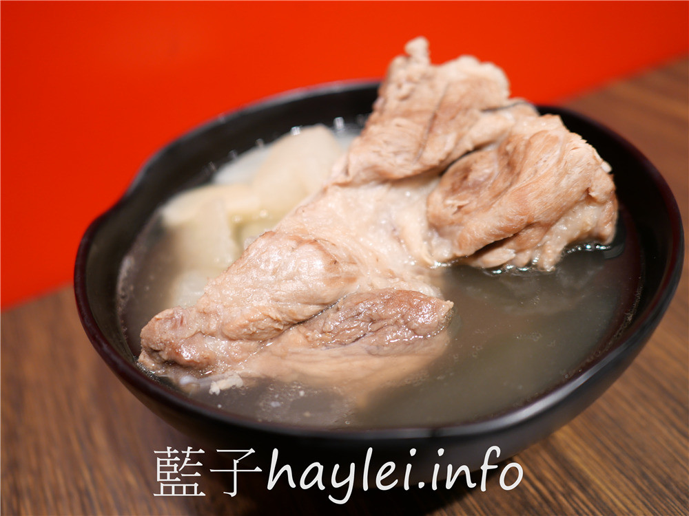 台北大安/通化街美食/誠記原汁排骨湯(通化店)-軟嫩好咬的美味排骨、鮮甜入味的竹筍&白蘿蔔,搭配招牌櫻花蝦高麗菜炒飯超級滿足~冷泡茶清爽解膩,健康滿分~24小時營業,宵夜不怕沒處去~台北美食/大安美食/萬華誠記原汁排骨湯分店/藍子愛美食 中式料理 國內旅遊 攝影 新北美食 民生資訊分享 飲食集錦