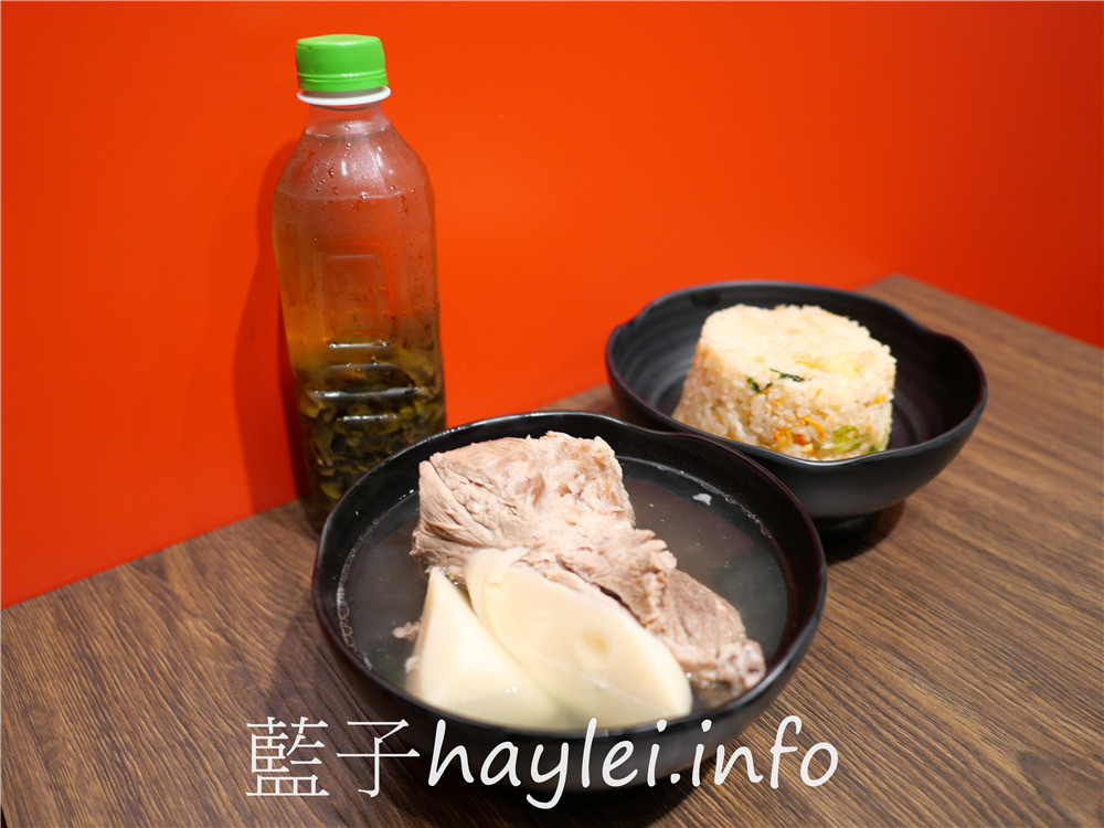 台北大安/通化街美食/誠記原汁排骨湯(通化店)-軟嫩好咬的美味排骨、鮮甜入味的竹筍&白蘿蔔,搭配招牌櫻花蝦高麗菜炒飯超級滿足~冷泡茶清爽解膩,健康滿分~24小時營業,宵夜不怕沒處去~台北美食/大安美食/萬華誠記原汁排骨湯分店/藍子愛美食 中式料理 國內旅遊 攝影 新北美食 民生資訊分享 飲食集錦