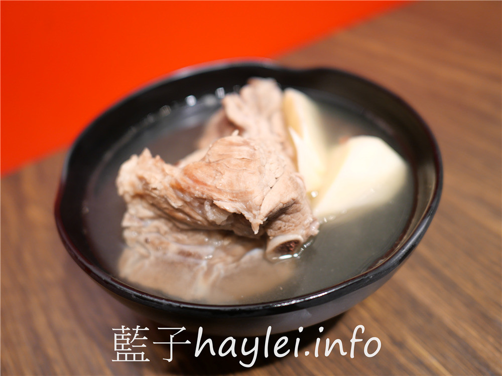 台北大安/通化街美食/誠記原汁排骨湯(通化店)-軟嫩好咬的美味排骨、鮮甜入味的竹筍&白蘿蔔,搭配招牌櫻花蝦高麗菜炒飯超級滿足~冷泡茶清爽解膩,健康滿分~24小時營業,宵夜不怕沒處去~台北美食/大安美食/萬華誠記原汁排骨湯分店/藍子愛美食 中式料理 國內旅遊 攝影 新北美食 民生資訊分享 飲食集錦