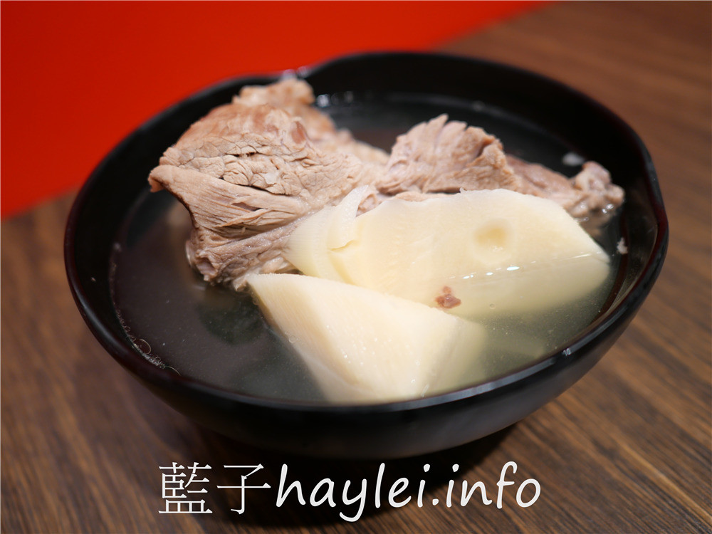 台北大安/通化街美食/誠記原汁排骨湯(通化店)-軟嫩好咬的美味排骨、鮮甜入味的竹筍&白蘿蔔,搭配招牌櫻花蝦高麗菜炒飯超級滿足~冷泡茶清爽解膩,健康滿分~24小時營業,宵夜不怕沒處去~台北美食/大安美食/萬華誠記原汁排骨湯分店/藍子愛美食 中式料理 國內旅遊 攝影 新北美食 民生資訊分享 飲食集錦