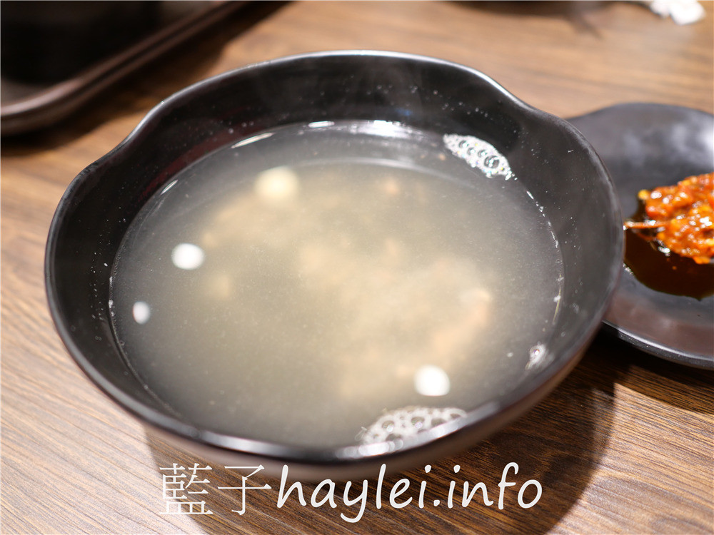 台北大安/通化街美食/誠記原汁排骨湯(通化店)-軟嫩好咬的美味排骨、鮮甜入味的竹筍&白蘿蔔,搭配招牌櫻花蝦高麗菜炒飯超級滿足~冷泡茶清爽解膩,健康滿分~24小時營業,宵夜不怕沒處去~台北美食/大安美食/萬華誠記原汁排骨湯分店/藍子愛美食 中式料理 國內旅遊 攝影 新北美食 民生資訊分享 飲食集錦