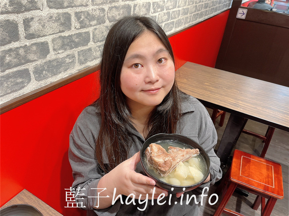 台北大安/通化街美食/誠記原汁排骨湯(通化店)-軟嫩好咬的美味排骨、鮮甜入味的竹筍&白蘿蔔,搭配招牌櫻花蝦高麗菜炒飯超級滿足~冷泡茶清爽解膩,健康滿分~24小時營業,宵夜不怕沒處去~台北美食/大安美食/萬華誠記原汁排骨湯分店/藍子愛美食 中式料理 國內旅遊 攝影 新北美食 民生資訊分享 飲食集錦