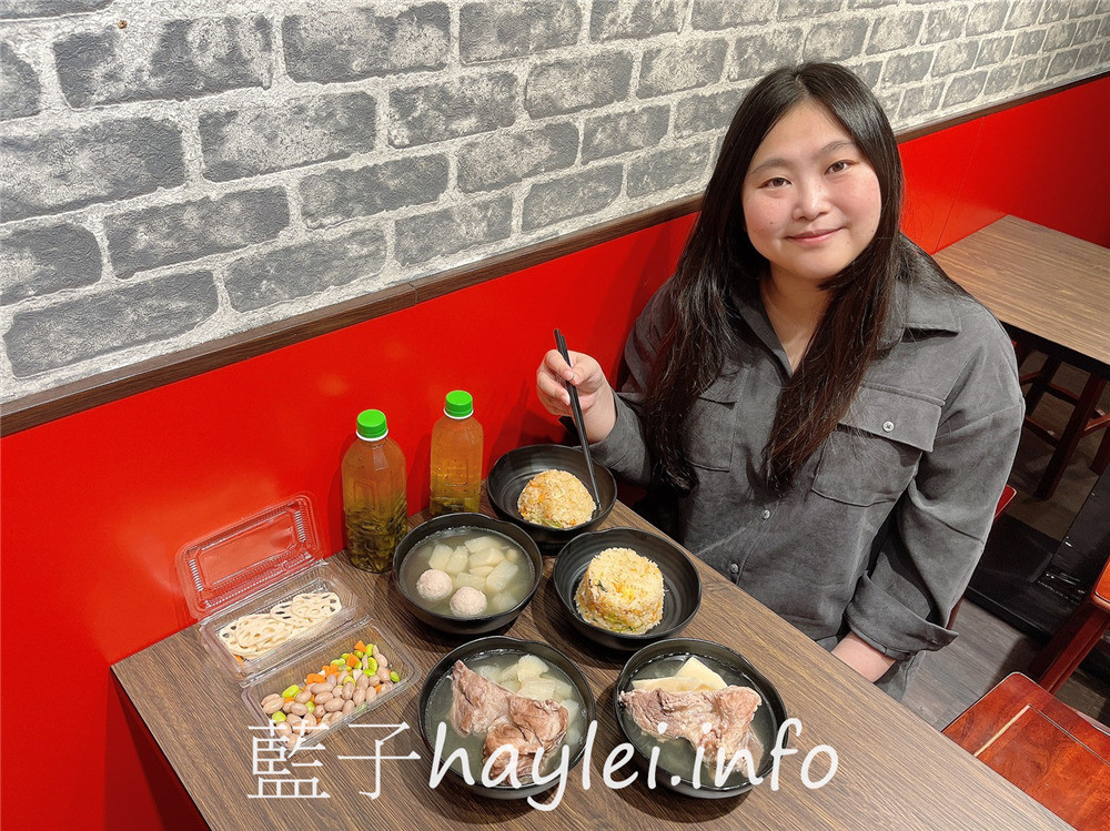 台北大安/通化街美食/誠記原汁排骨湯(通化店)-軟嫩好咬的美味排骨、鮮甜入味的竹筍&白蘿蔔,搭配招牌櫻花蝦高麗菜炒飯超級滿足~冷泡茶清爽解膩,健康滿分~24小時營業,宵夜不怕沒處去~台北美食/大安美食/萬華誠記原汁排骨湯分店/藍子愛美食 中式料理 國內旅遊 攝影 新北美食 民生資訊分享 飲食集錦