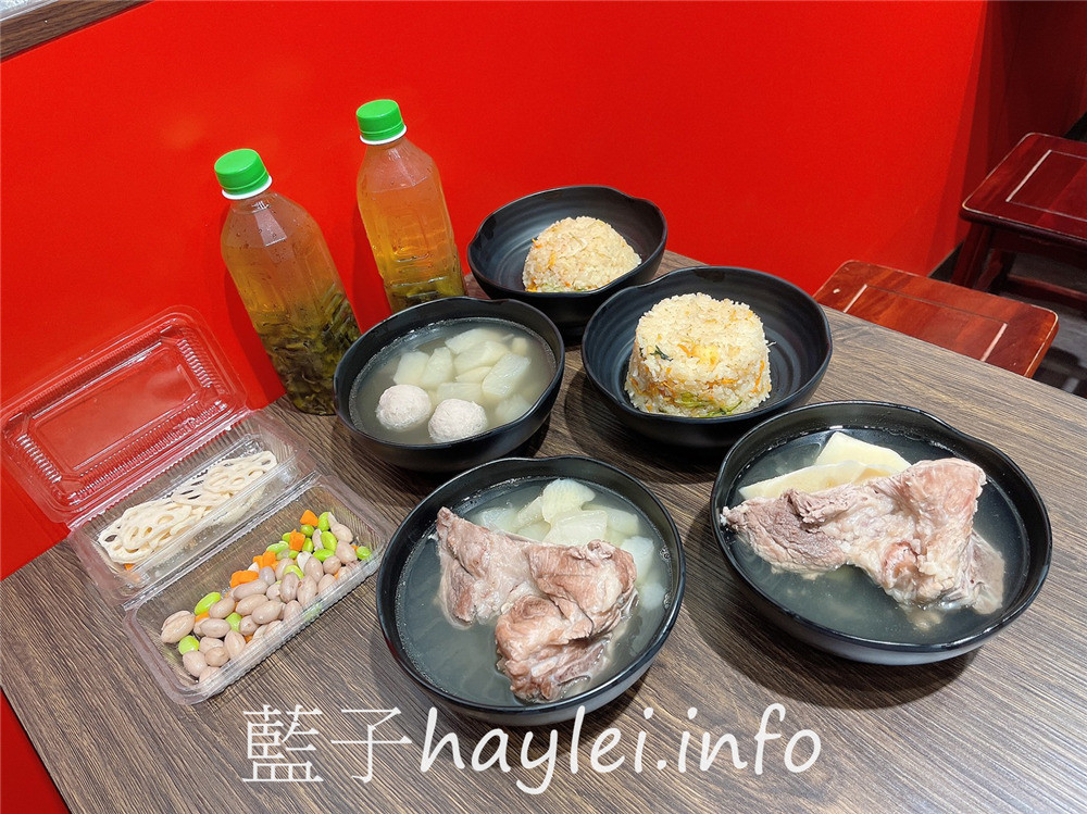 台北大安/通化街美食/誠記原汁排骨湯(通化店)-軟嫩好咬的美味排骨、鮮甜入味的竹筍&白蘿蔔,搭配招牌櫻花蝦高麗菜炒飯超級滿足~冷泡茶清爽解膩,健康滿分~24小時營業,宵夜不怕沒處去~台北美食/大安美食/萬華誠記原汁排骨湯分店/藍子愛美食 中式料理 國內旅遊 攝影 新北美食 民生資訊分享 飲食集錦