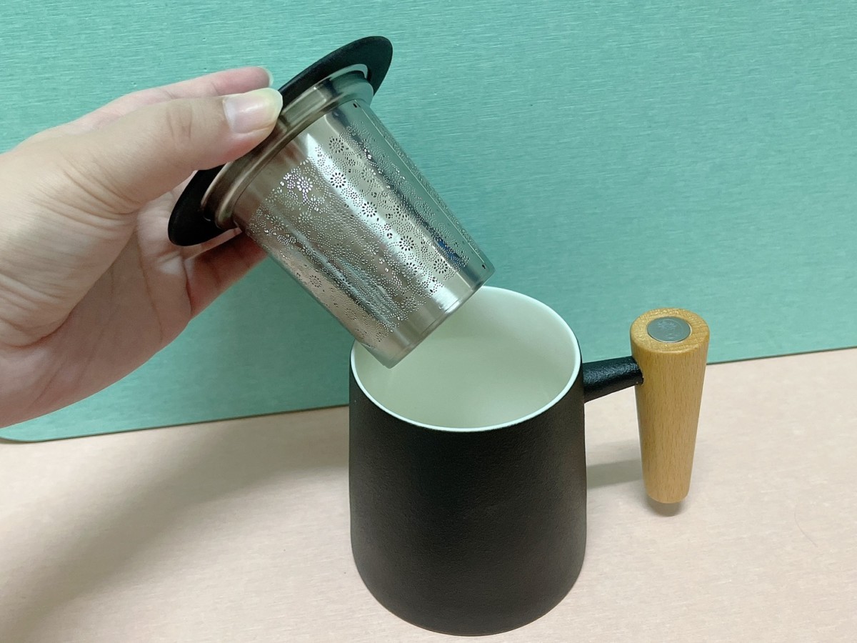 宜龍Eilong/人文馬克杯(知性黑)&璀璨濾茶器(霧銀)-極簡文青風格精緻絕美、簡約時尚的居家好物!原木握柄自然質樸,全瓷杯體抗酸鹼、耐高溫,高質感馬克杯兼顧安全與品質!茶器濾網精密且濾孔不留渣,不論辦公室泡茶或咖啡都簡單好用!居家生活/茶具茶器/茶杯濾網/好禮交換/個人泡茶杯/藍子愛分享 攝影 民生資訊分享 自己動手做! 飲食集錦