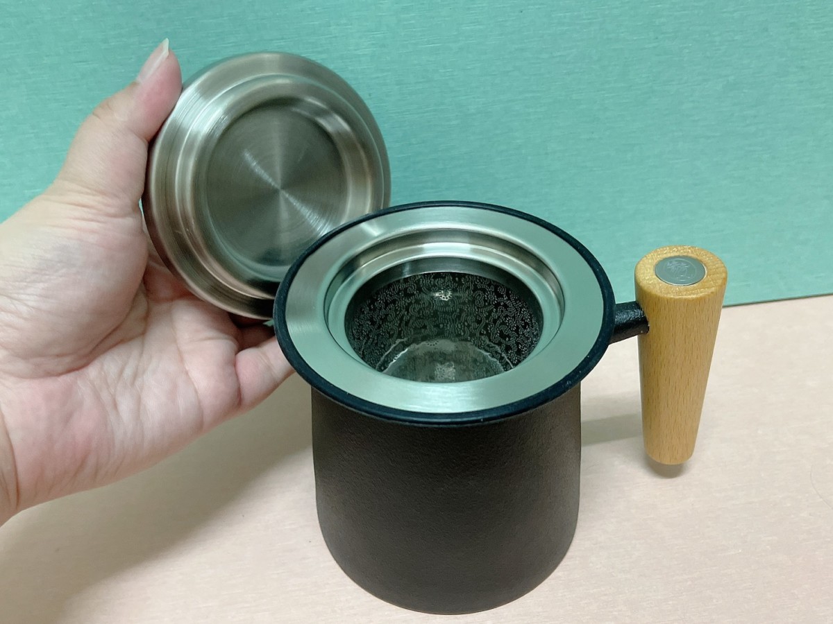 宜龍Eilong/人文馬克杯(知性黑)&璀璨濾茶器(霧銀)-極簡文青風格精緻絕美、簡約時尚的居家好物!原木握柄自然質樸,全瓷杯體抗酸鹼、耐高溫,高質感馬克杯兼顧安全與品質!茶器濾網精密且濾孔不留渣,不論辦公室泡茶或咖啡都簡單好用!居家生活/茶具茶器/茶杯濾網/好禮交換/個人泡茶杯/藍子愛分享 攝影 民生資訊分享 自己動手做! 飲食集錦