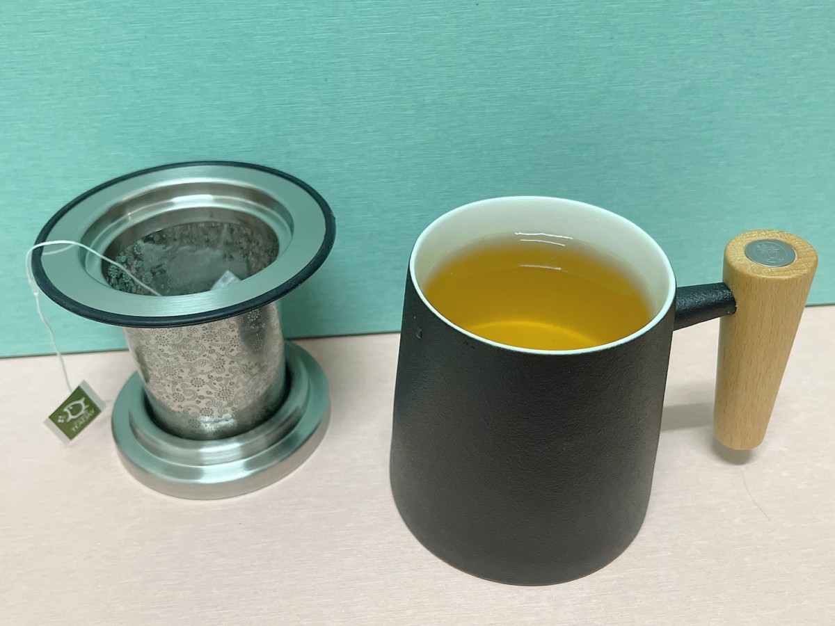 宜龍Eilong/人文馬克杯(知性黑)&璀璨濾茶器(霧銀)-極簡文青風格精緻絕美、簡約時尚的居家好物!原木握柄自然質樸,全瓷杯體抗酸鹼、耐高溫,高質感馬克杯兼顧安全與品質!茶器濾網精密且濾孔不留渣,不論辦公室泡茶或咖啡都簡單好用!居家生活/茶具茶器/茶杯濾網/好禮交換/個人泡茶杯/藍子愛分享 攝影 民生資訊分享 自己動手做! 飲食集錦